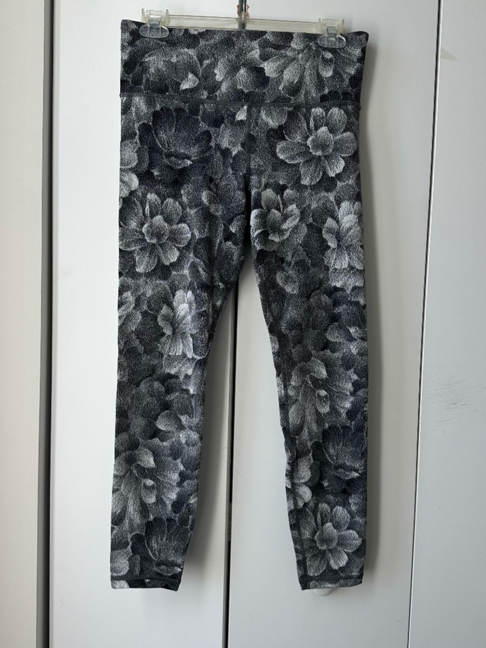 Athleta Elation Textured Tight Chakra Floral Black Seasalt Leggings Size M